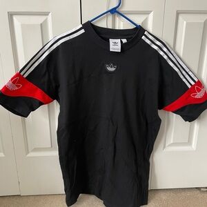 Adidas originals, men’s small black T-shirt fits slightly large, trefoil logo